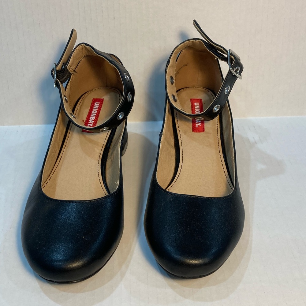 Union Bay 
Size 8 Black closed toed heels